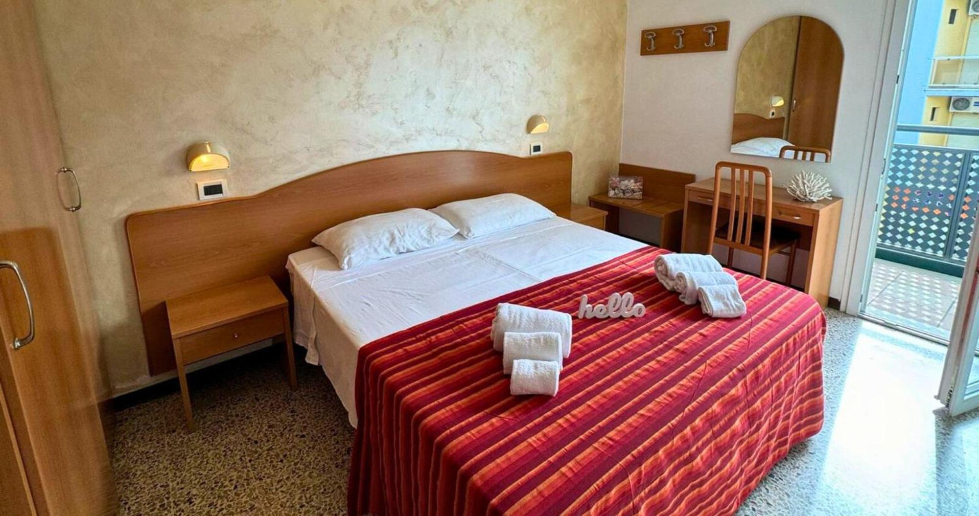 Hotel Caruso Римини Екстериор снимка