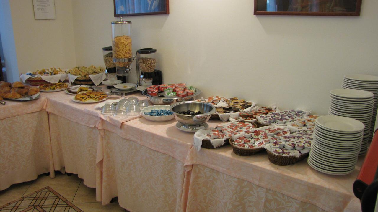 Hotel Caruso Римини Екстериор снимка